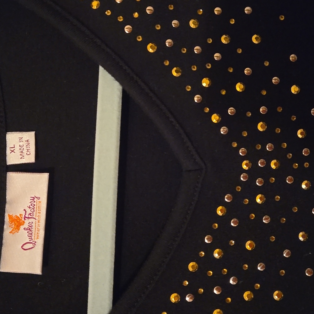 Quacker Factory V-neck Rhinestone Top - Picture 2 of 8